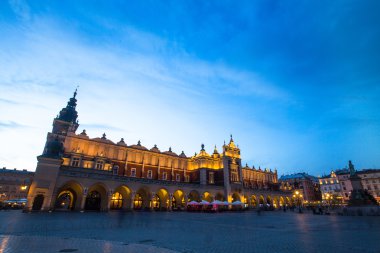 sukiennice rynek glowny üzerinde