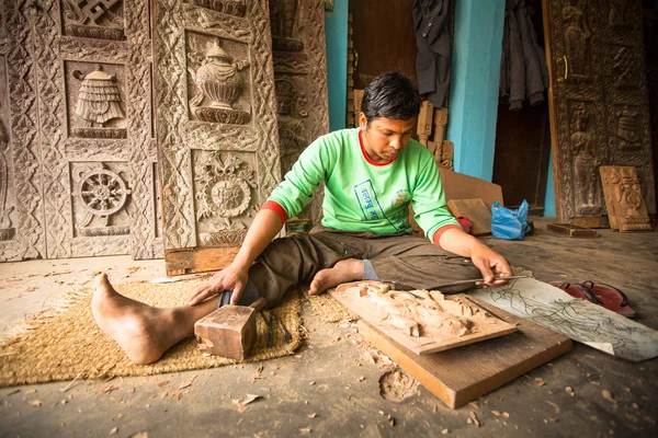 Nepalés trabajando en su taller — Foto de Stock