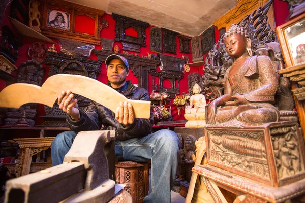 Nepalese man aan het werk in atelier — Stockfoto