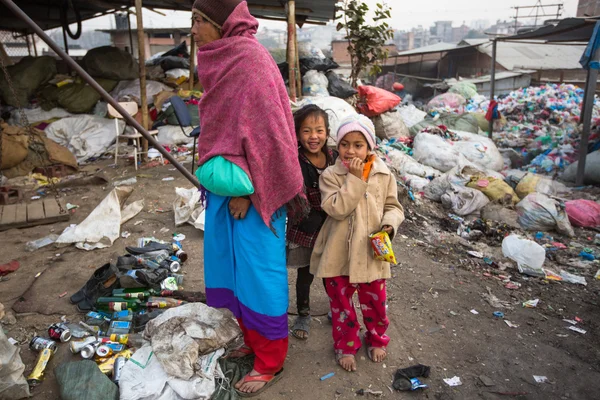 Kinderen en ouders werken aan dump — Stockfoto