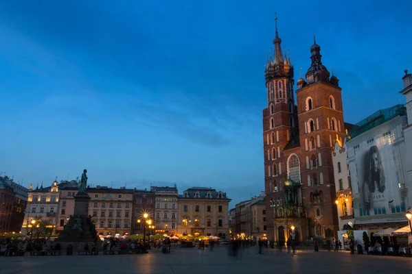 在 rynek glowny 上的圣玛丽教堂 — 图库照片