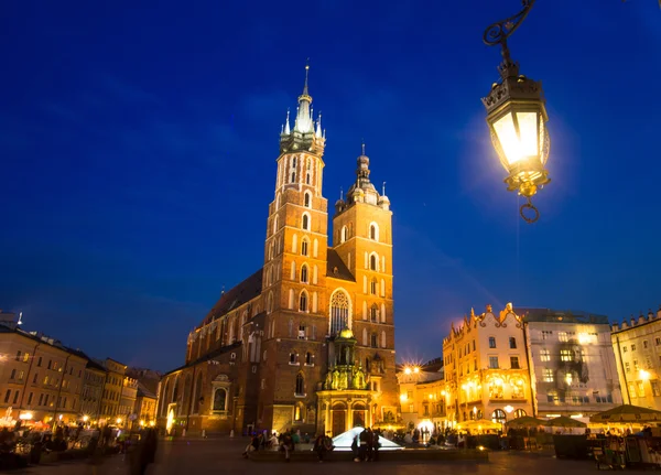 Mariakyrkan på rynek glowny — Stockfoto