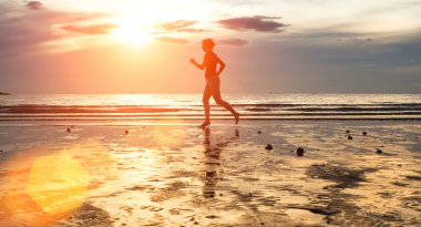 genç kadın jogger gün batımında