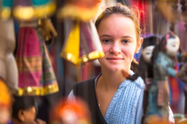 Kathmandu bir Hediyelik eşya dükkanında genç kız.