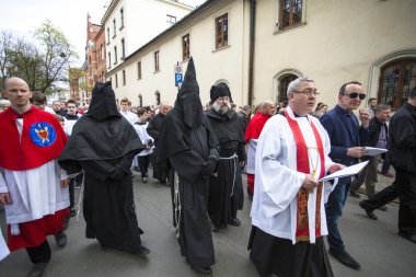 İyi Cuma çapraz bir şekilde tanımlanamayan katılımcılar