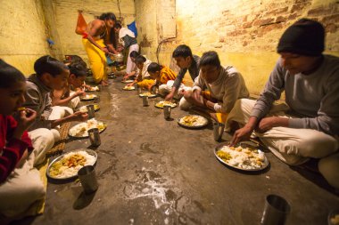 jagadguru okulda yemek sırasında bilinmeyen çocuk
