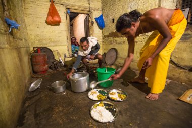 jagadguru okulda yemek sırasında bilinmeyen çocuk