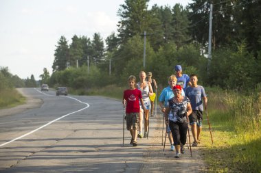 nordic walking ın yerel yarışmalar sırasında kimliği belirsiz katılımcıları