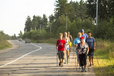 nordic walking ın yerel yarışmalar sırasında kimliği belirsiz katılımcıları