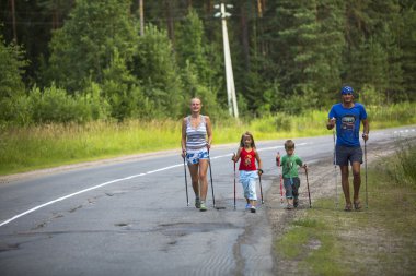 nordic walking ın yerel yarışmalar sırasında katılımcılar