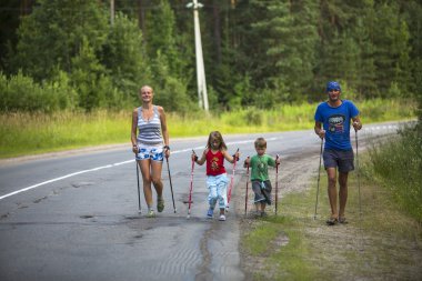 nordic walking ın yerel yarışmalar sırasında katılımcılar