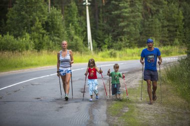 nordic walking ın yerel yarışmalar sırasında katılımcılar