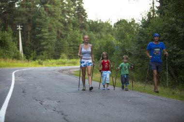 nordic walking ın yerel yarışmalar sırasında katılımcılar