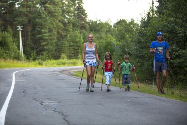 nordic walking ın yerel yarışmalar sırasında katılımcılar