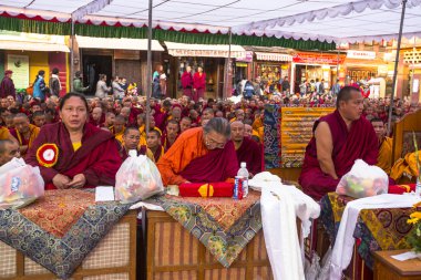 Tanımlanamayan Budist hacılar stupa boudhanath yakın