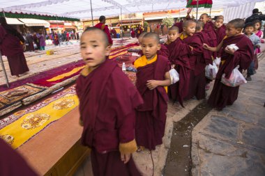 Tanımlanamayan Budist hacılar stupa boudhanath yakın