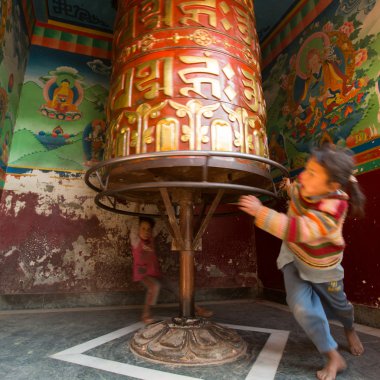 çocuklar büyük Tibet Budist dua çıkrık ile eğlenin