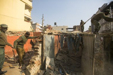 Nepal polis üzerinde mesken gecekondu yıkım işlemi sırasında