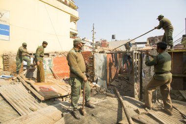 Nepal polis üzerinde mesken gecekondu yıkım işlemi sırasında