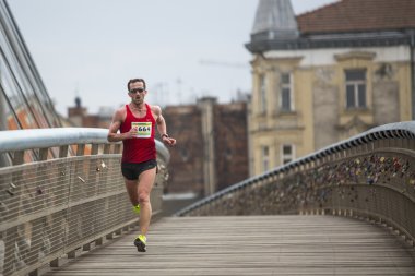yıllık krakow uluslararası maraton sırasında katılımcılar