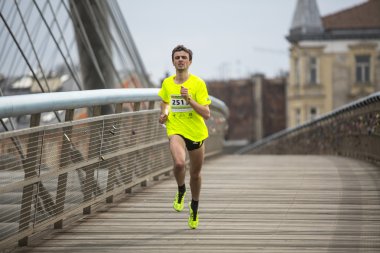 yıllık krakow uluslararası maraton sırasında katılımcılar