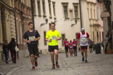 yıllık krakow uluslararası maraton sırasında katılımcılar
