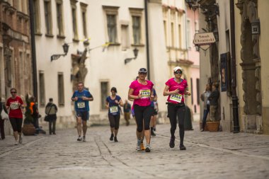 yıllık krakow uluslararası maraton sırasında katılımcılar