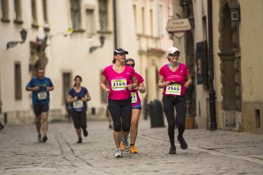 yıllık krakow uluslararası maraton sırasında katılımcılar