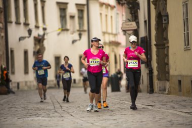 yıllık krakow uluslararası maraton sırasında katılımcılar