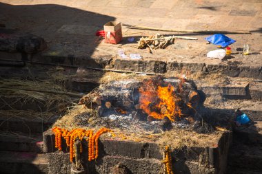 Kutsal bagmati Nehri boyunca ölü yakma töreninde