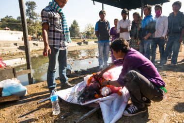 ölü yakma töreni sırasında yöre halkı