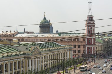 metro ve alışveriş merkezi gostiny dvor üstten görünüm nevsky prospect üzerinde