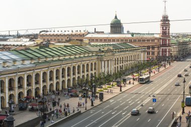metro ve alışveriş merkezi gostiny dvor üstten görünüm nevsky prospect üzerinde