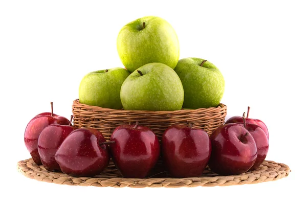 Zelená a červená jablka v proutěných koších — Stock fotografie