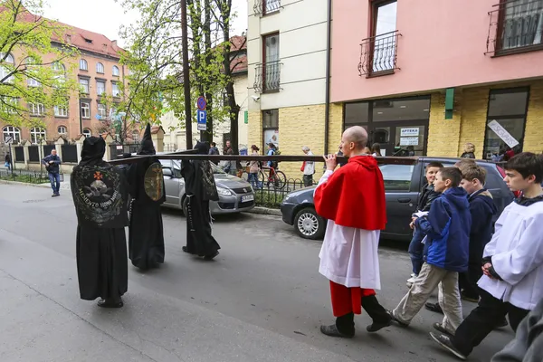 Unbekannte Teilnehmer des Kreuzweges am Karfreitag — Stockfoto