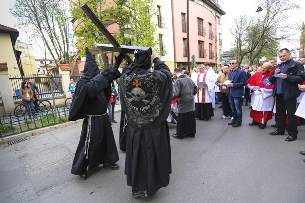 Neidentifikovaný účastníci pobožnosti křížové cesty na velký pátek — Stock fotografie