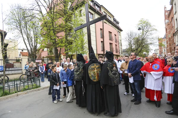 Niezidentyfikowane uczestników drogi krzyżowej w Wielki Piątek — Zdjęcie stockowe