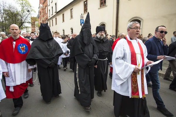 Oidentifierade deltagare av långt av korset på långfredagen — Stockfoto