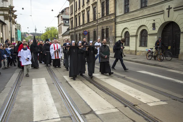 Niezidentyfikowane uczestników drogi krzyżowej w Wielki Piątek — Zdjęcie stockowe