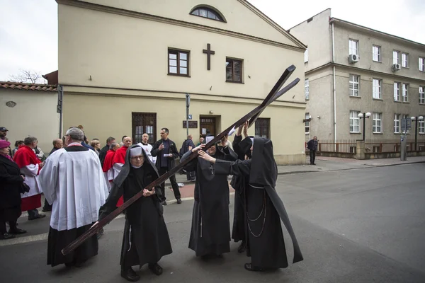 Oidentifierade deltagare av långt av korset på långfredagen — Stockfoto