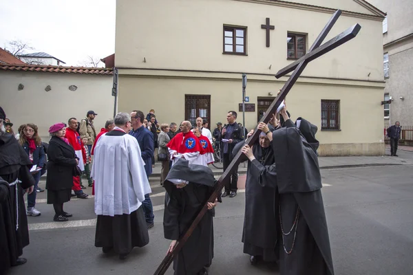 Niezidentyfikowane uczestników drogi krzyżowej w Wielki Piątek — Zdjęcie stockowe