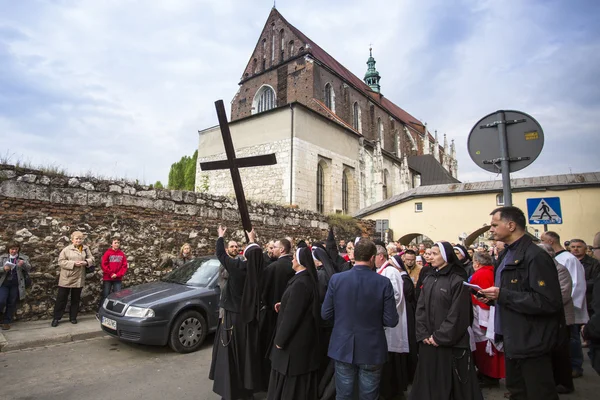 Niezidentyfikowane uczestników drogi krzyżowej w Wielki Piątek — Zdjęcie stockowe