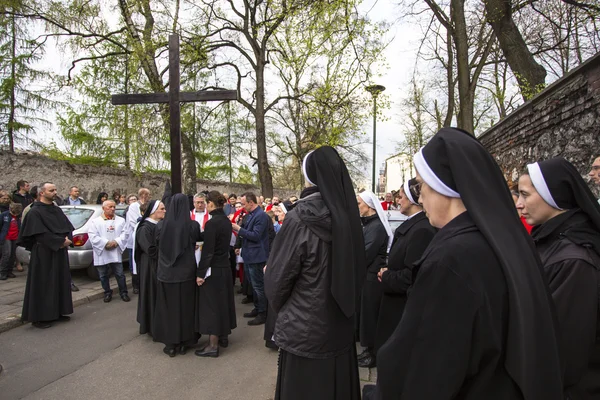 Niezidentyfikowane uczestników drogi krzyżowej w Wielki Piątek — Zdjęcie stockowe