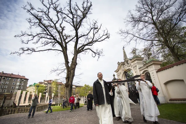 Niet-geïdentificeerde deelnemers van de manier van het Kruis op goede vrijdag — Stockfoto