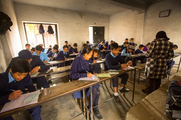 Niños desconocidos en la lección en la escuela pública . — Foto de Stock