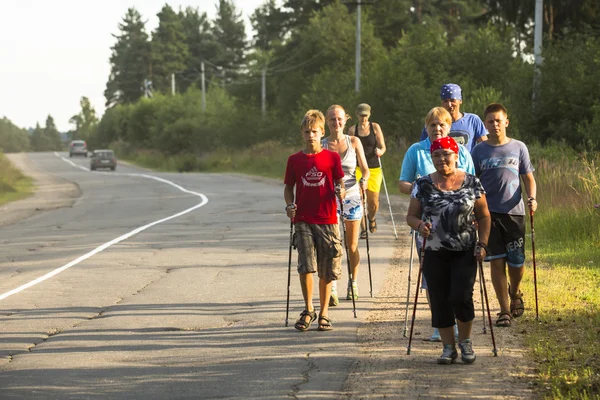 Niet-geïdentificeerde deelnemers tijdens van lokale wedstrijden in de nordic-walking — Stockfoto
