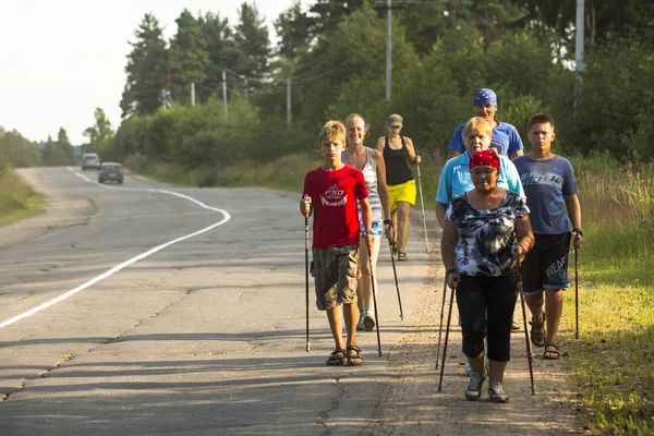 Neidentifikovaný účastníci během místních soutěží v nordic walkingu — Stock fotografie