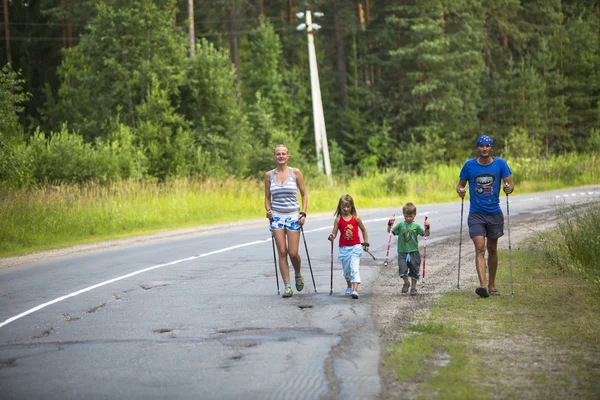 Účastníci během místních soutěží v nordic walkingu — Stock fotografie