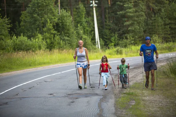 Účastníci během místních soutěží v nordic walkingu — Stock fotografie