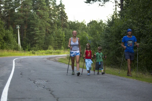 Uczestnicy podczas zawodów lokalnych w nordic walkingu — Zdjęcie stockowe